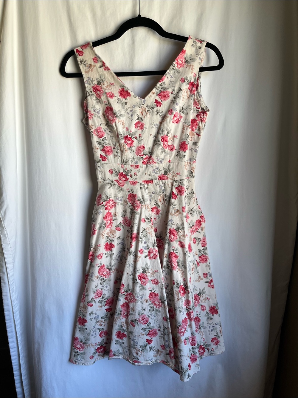 Sucrefas Floral V-Neck Midi Dress in White and Pink Pockets small